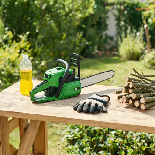 Cordless chainsaw kit